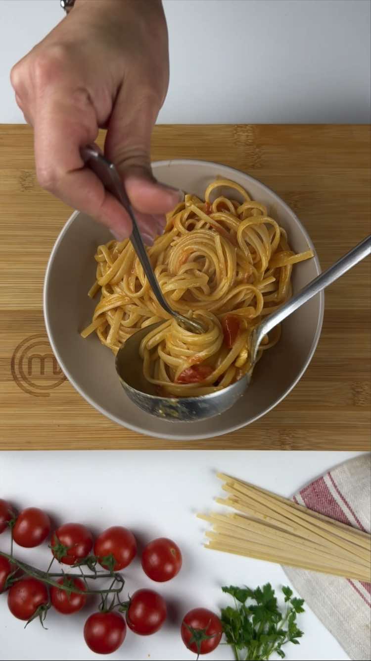 Linguine pomodorini stracciatella e gamberi
versa la pasta nei piatti