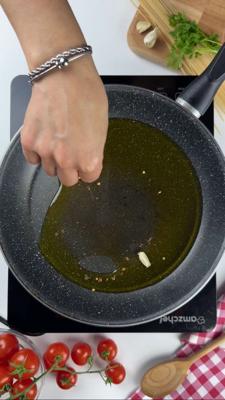 Pasta all'assassina 
versa olio aglio e peperoncino in padella 