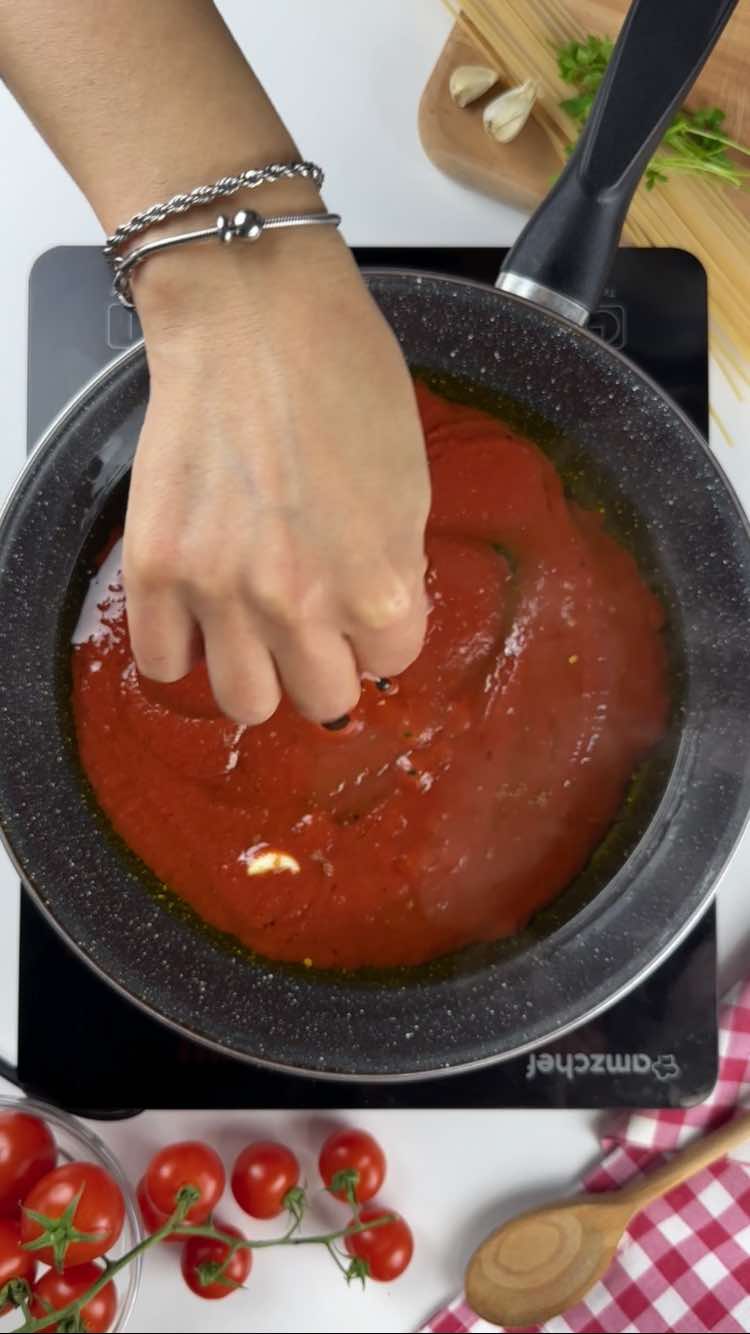 Pasta all'assassina 
aggiungio il sale 