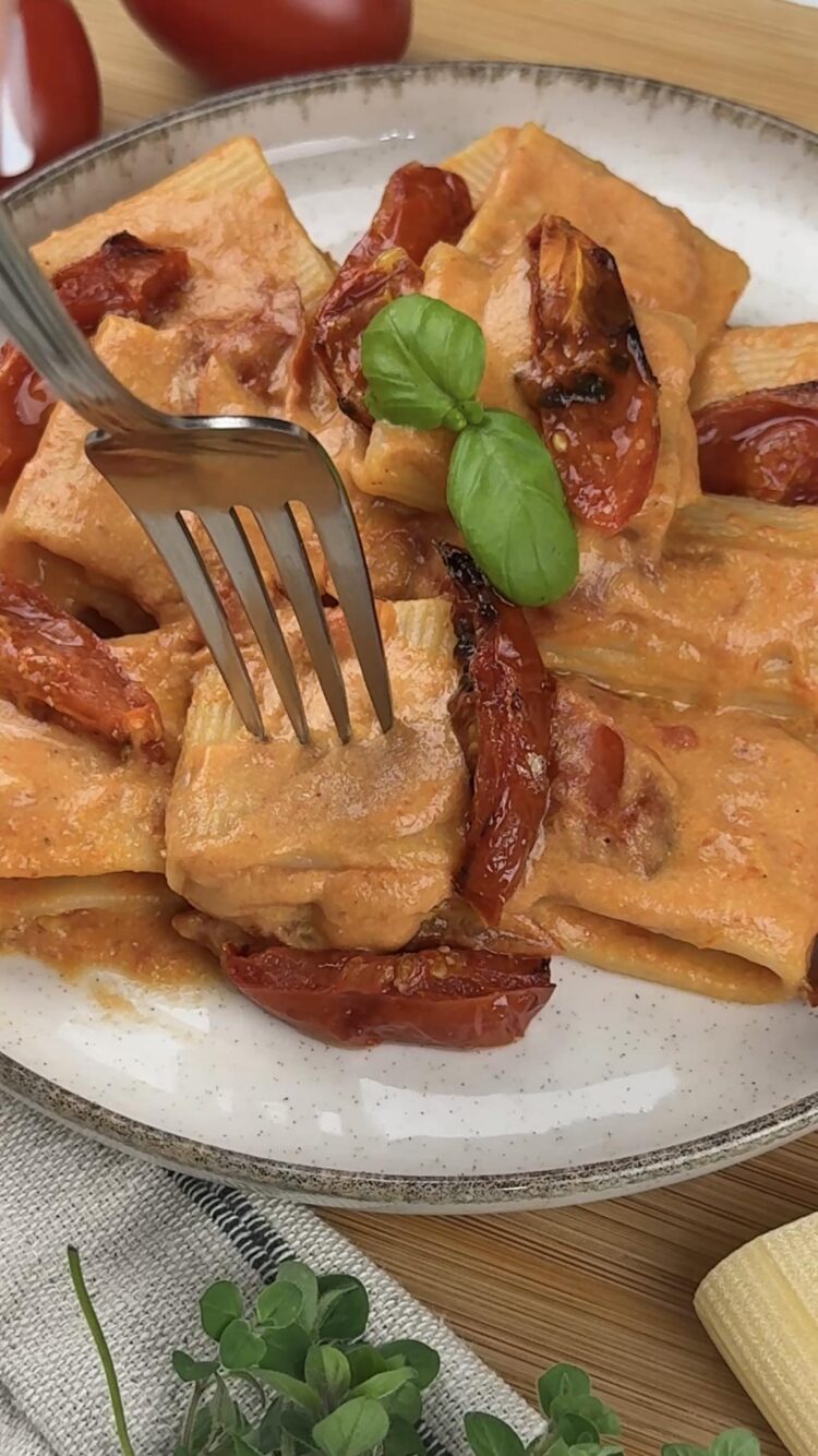 Paccheri con crema di pomodori confit e burrata
servi calda con basilico fresco 