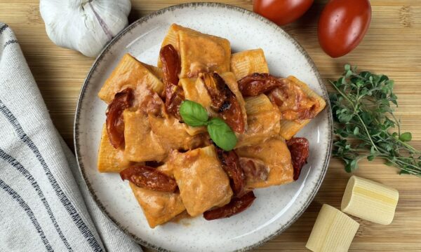 Paccheri con crema di pomodori confit e burrata