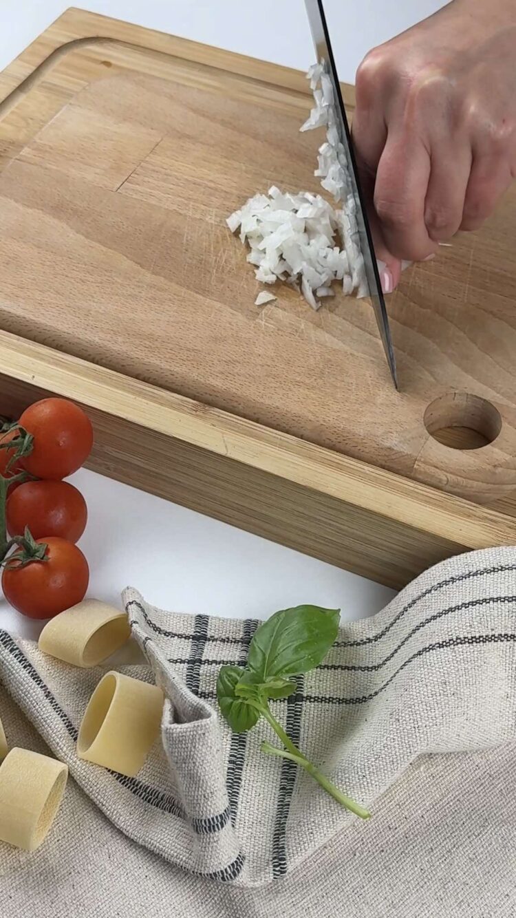 Pasta con pomodorini e besciamella
trita la cipolla 