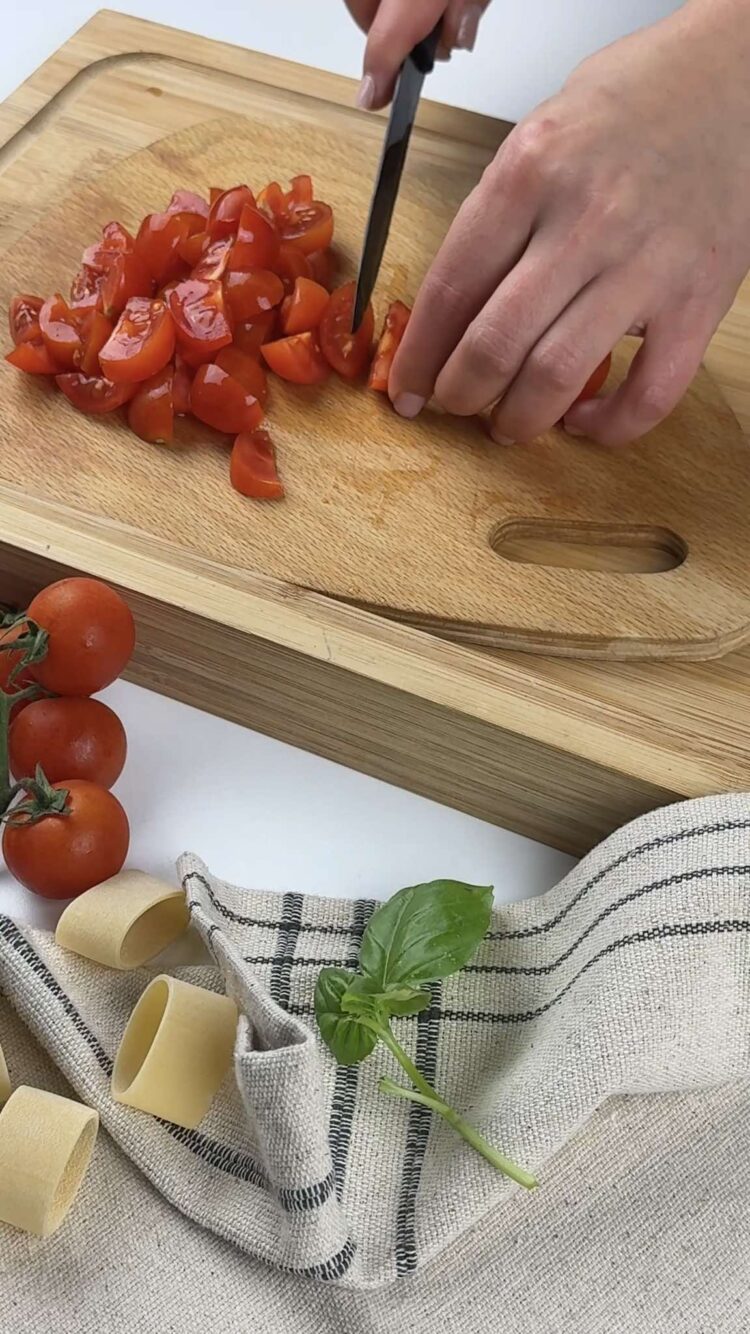 Pasta con pomodorini e besciamella
taglia i pomodorini