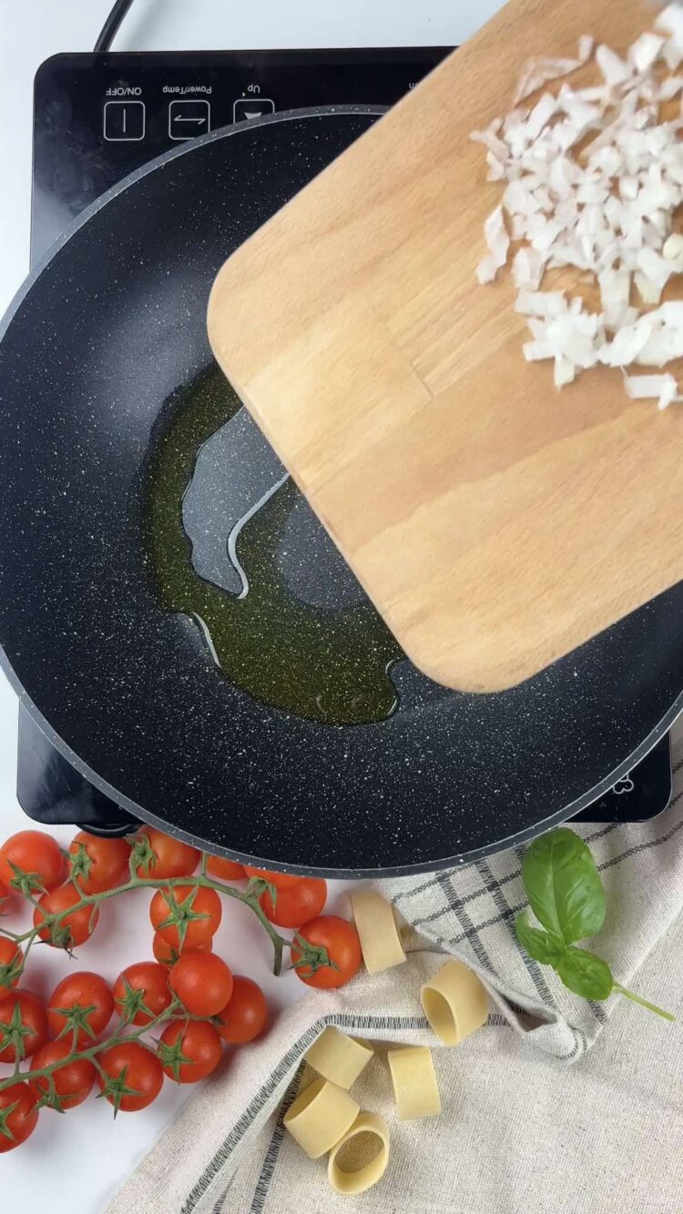 Pasta con pomodorini e besciamella
versa olio e cipolla in padella 