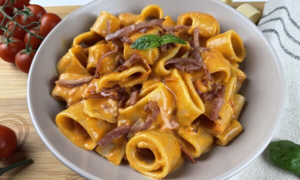 Pasta con pomodorini e besciamella