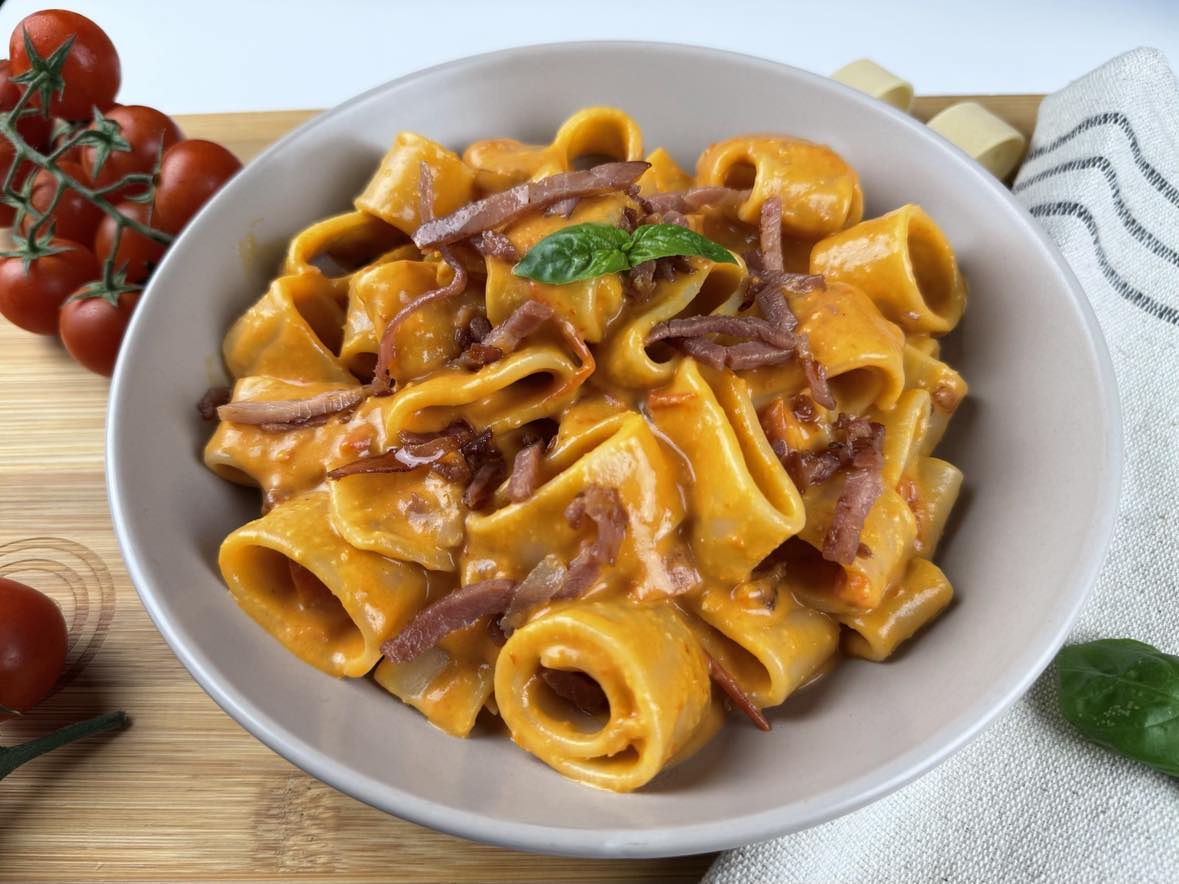 Pasta con pomodorini e besciamella