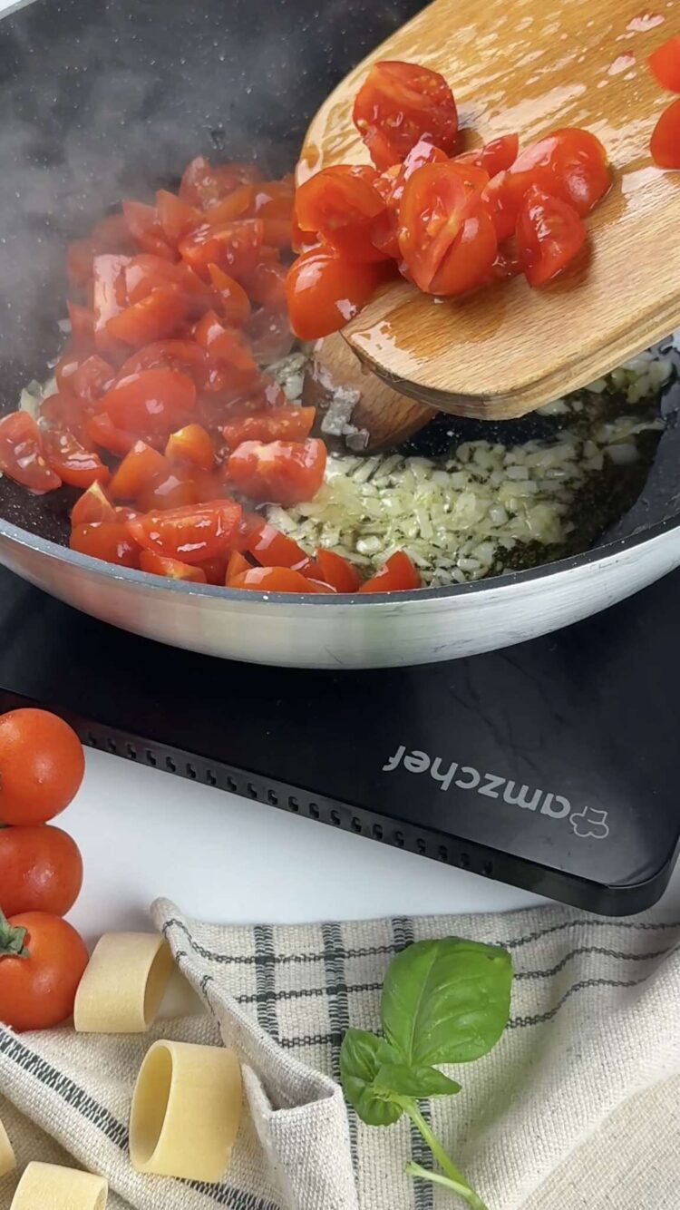 Pasta con pomodorini e besciamella
versa i pomodorini in padella 