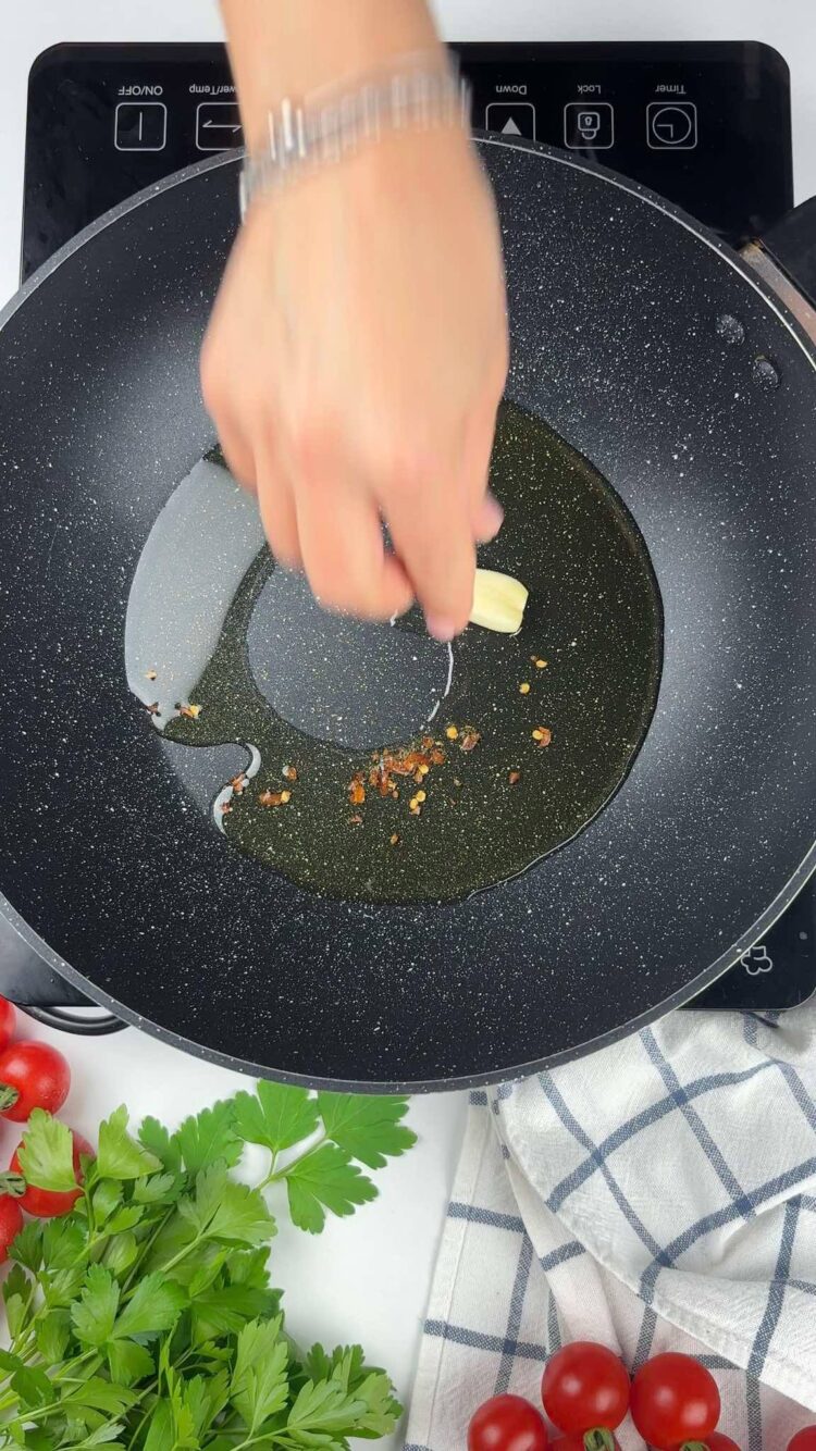Pasta con bisque di gamberi
versa aglio e peperoncino in padella