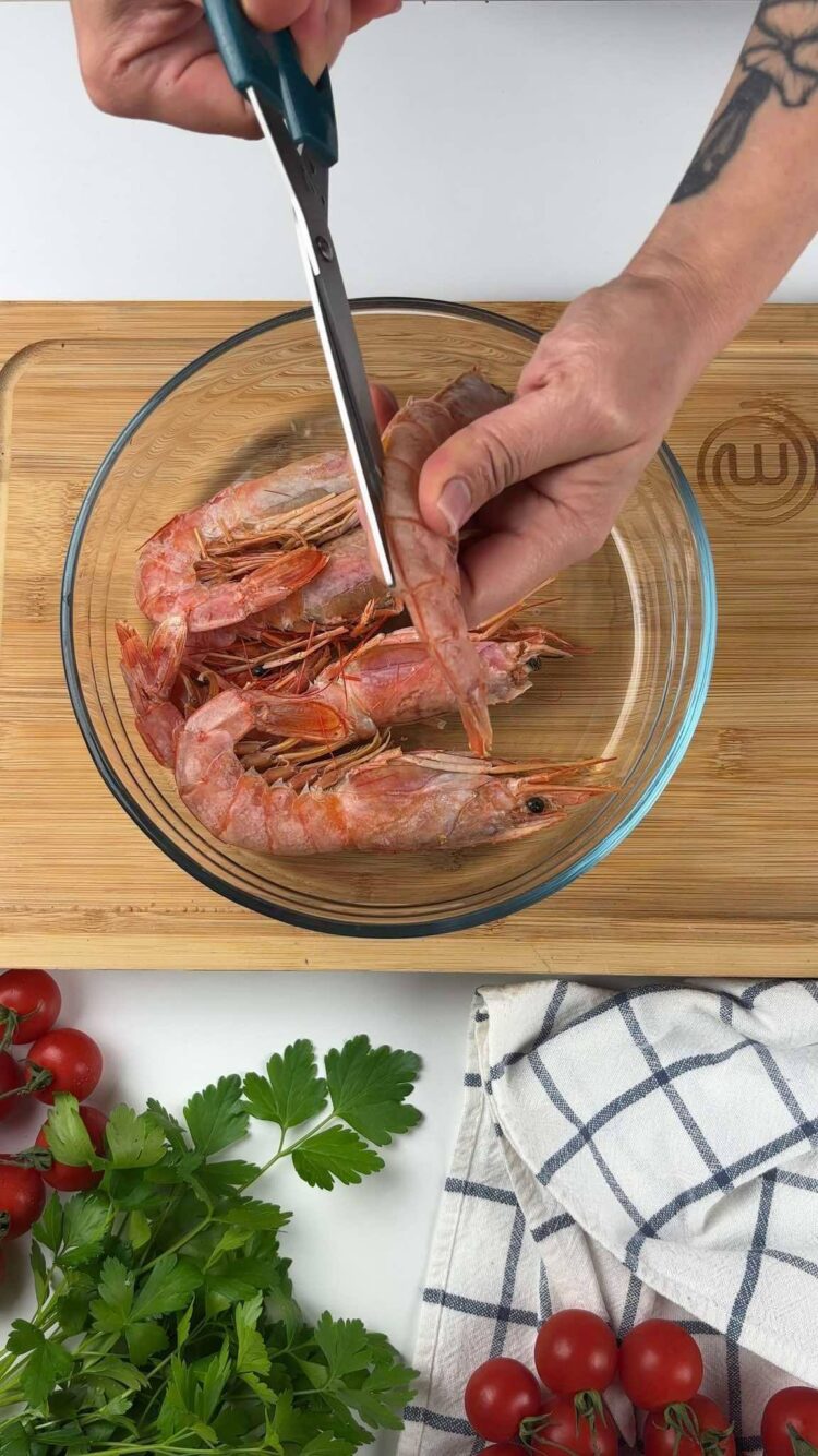 Pasta con bisque di gamberi
taglia la schiena con le forbici