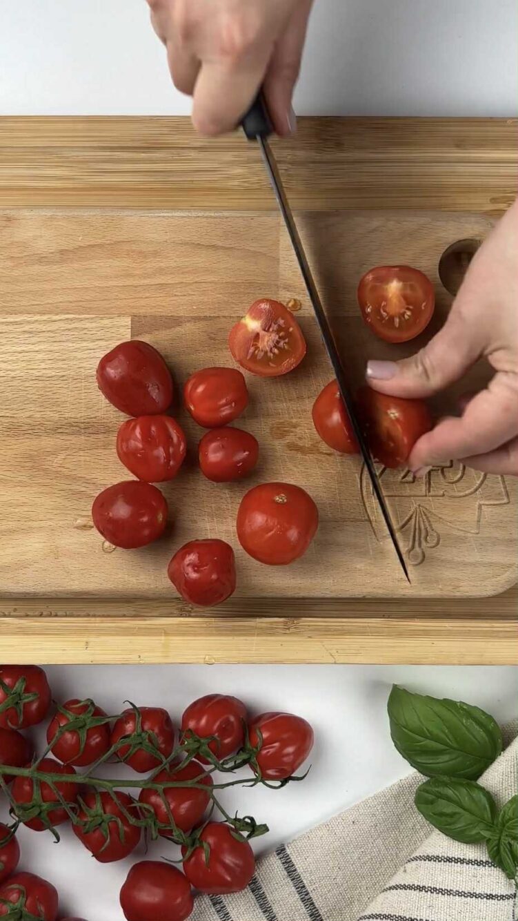 Pasta al sugo di pomodori freschi e stracciatella
taglia i pomodori ciliegini