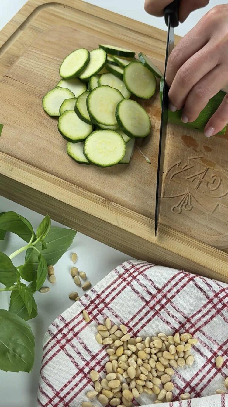 Pasta al pesto di zucchine e guanciale
taglia una zucchine a rondelle 