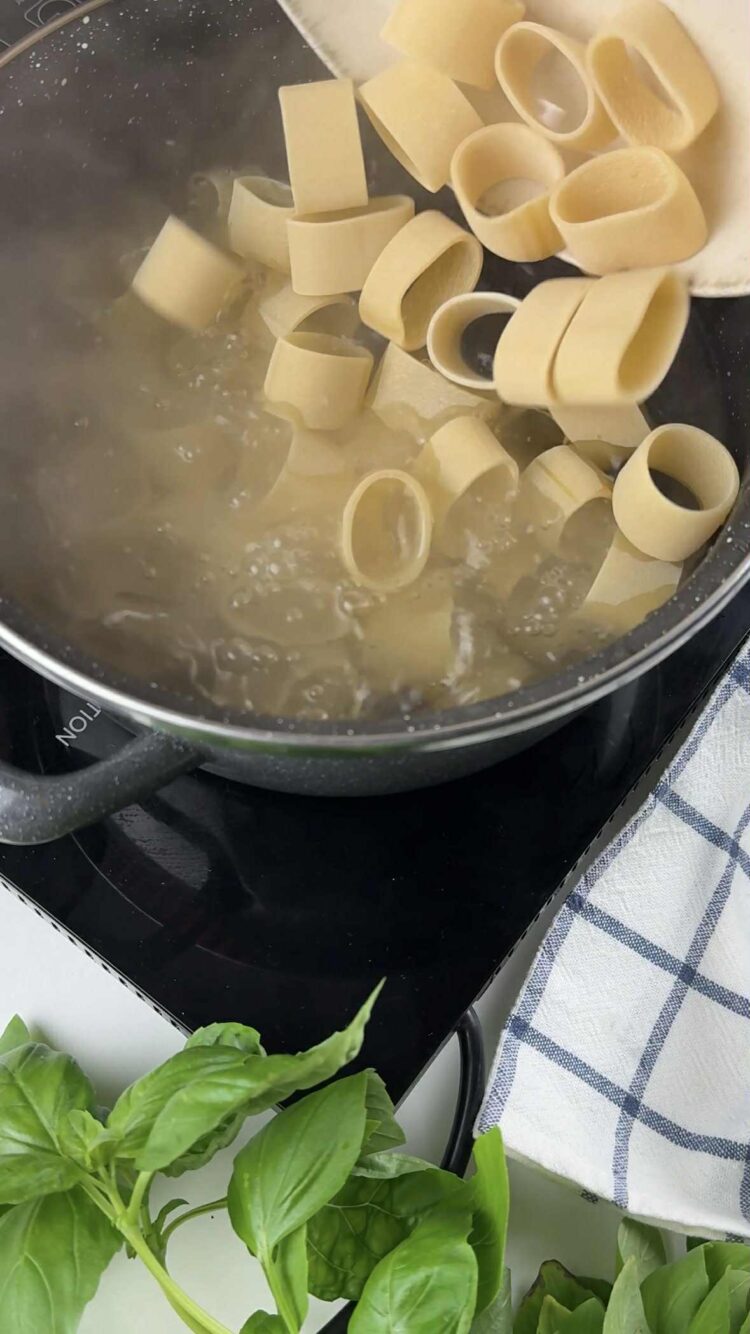Pasta con sugo di pomodorini gialli, speck e stracciatella
versa la pasta 