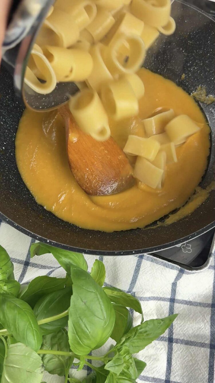 Pasta con sugo di pomodorini gialli, speck e stracciatella
scola la pasta 