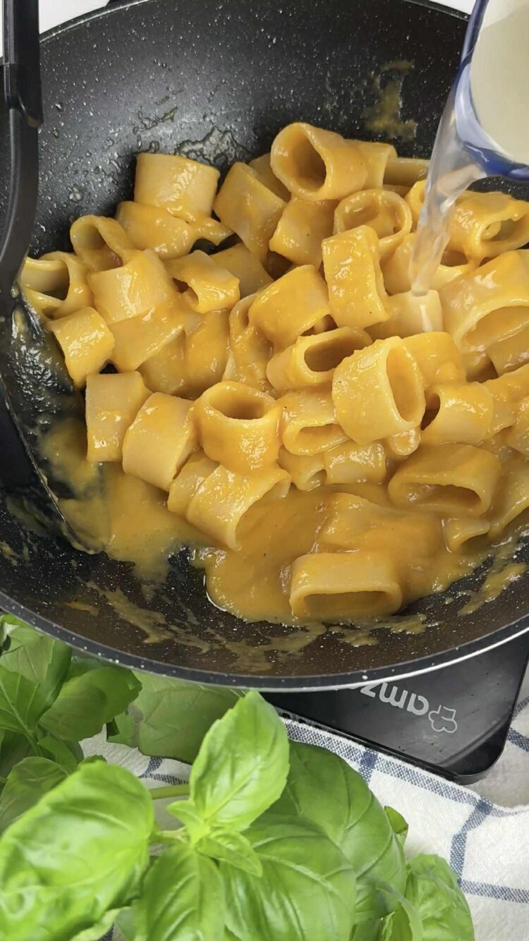 Pasta con sugo di pomodorini gialli, speck e stracciatella
fai saltare la pasta 