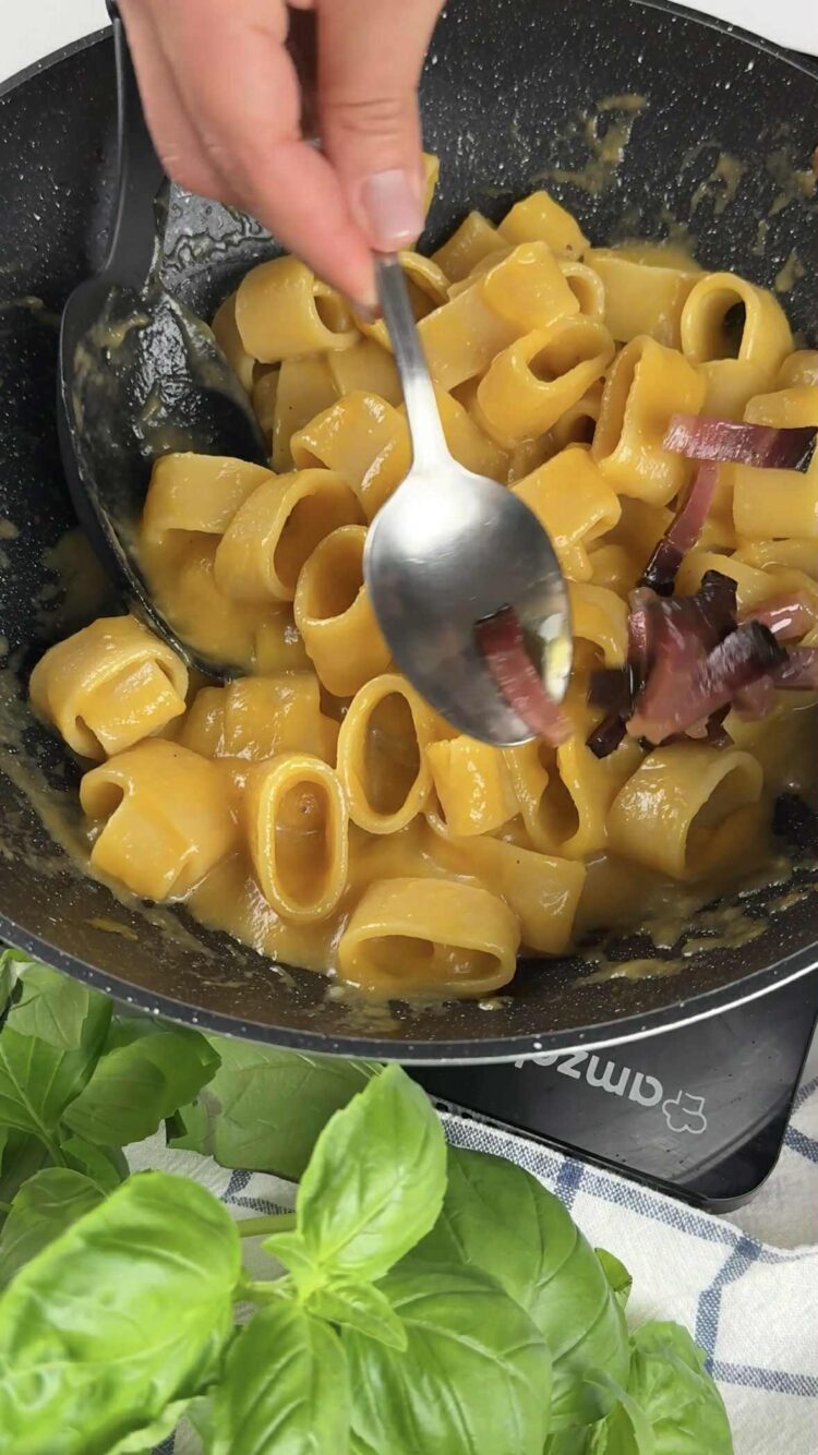 Pasta con sugo di pomodorini gialli, speck e stracciatella
aggiungi lo speck 