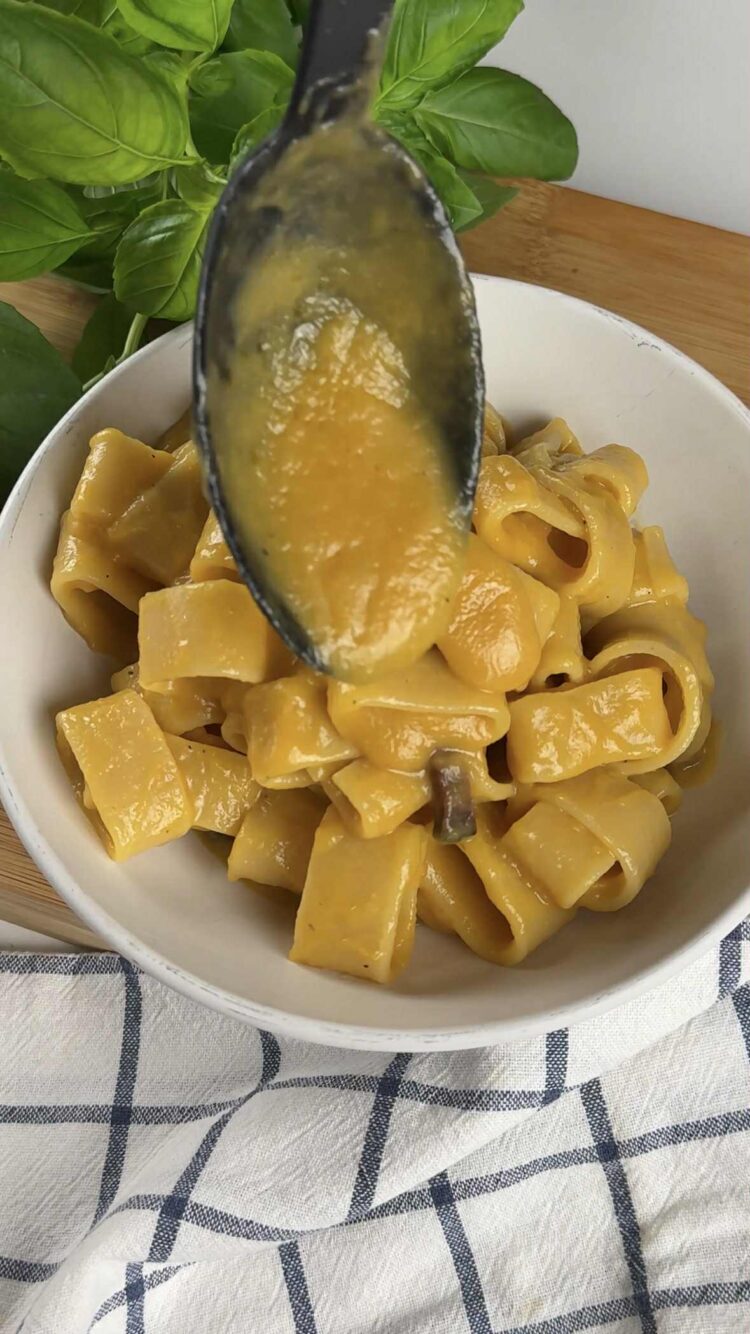 Pasta con sugo di pomodorini gialli, speck e stracciatella
versa nei piatti
