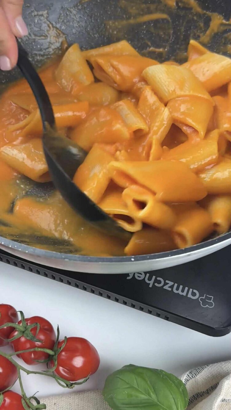Pasta al sugo di pomodori freschi e stracciatella
manteca la pasta in padella