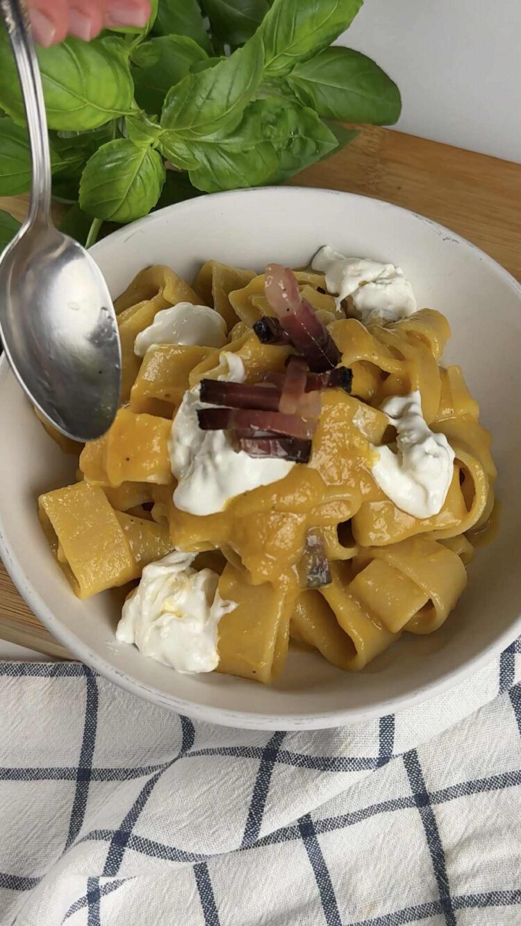 Pasta con sugo di pomodorini gialli, speck e stracciatella
aggiungi lo speck 