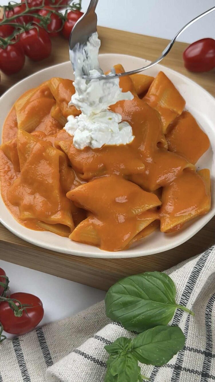 Pasta al sugo di pomodori freschi e stracciatella
aggiungi la stracciatella