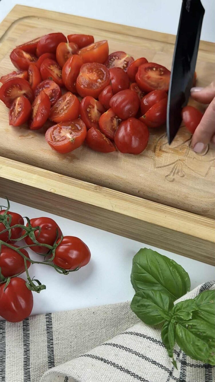 Pasta al sugo di pomodori freschi e stracciatella
taglia i datterini
