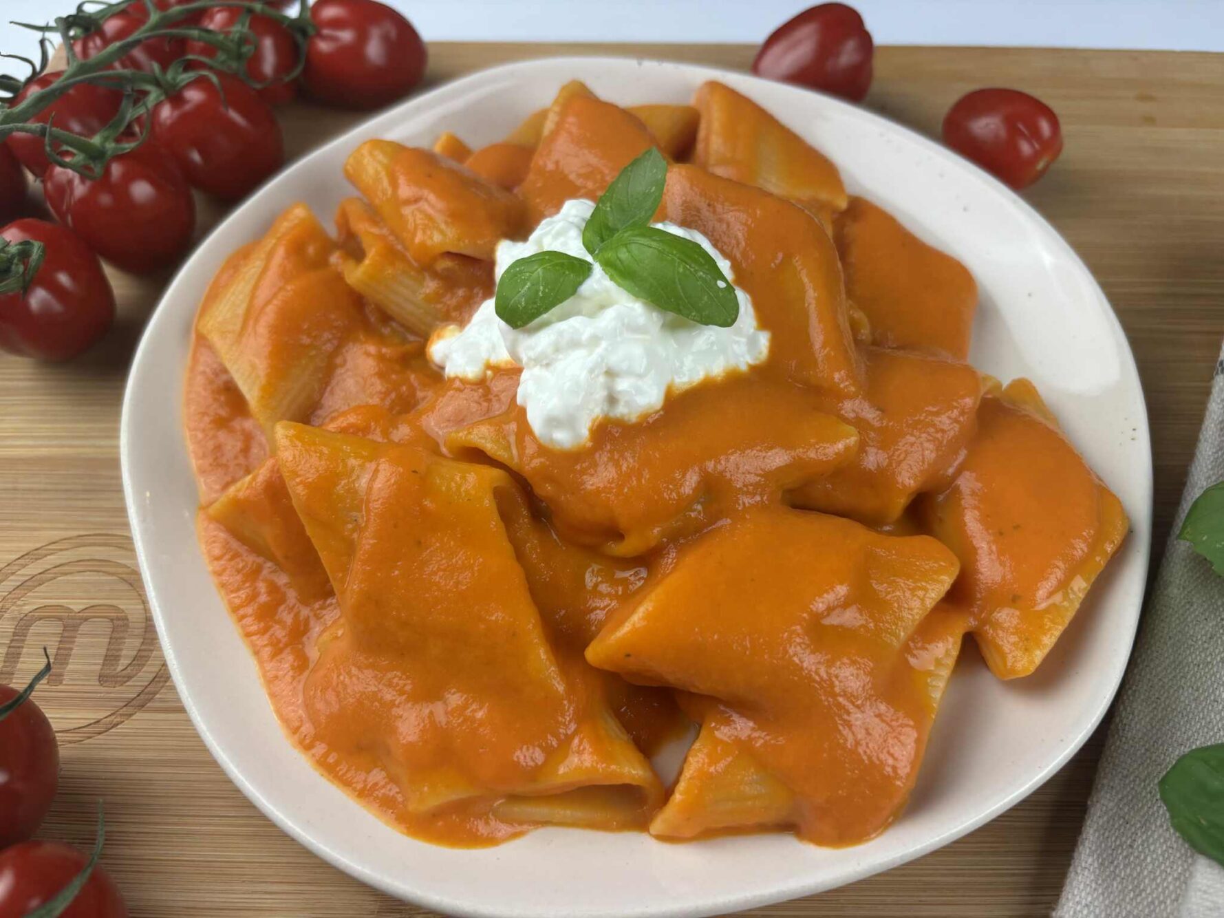 Pasta al sugo di pomodori freschi e stracciatella