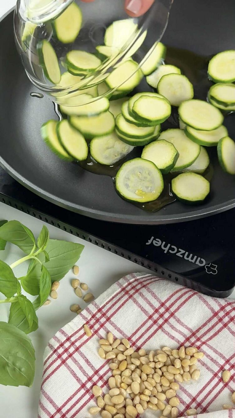 Pasta al pesto di zucchine e guanciale
versa le zucchine a rondelle in padella con olio
