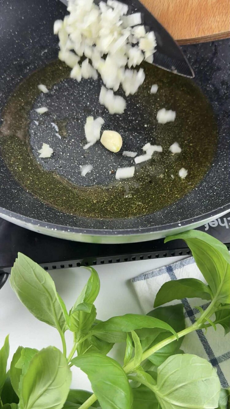 Pasta con sugo di pomodorini gialli, speck e stracciatella
versa aglio e cipolle 