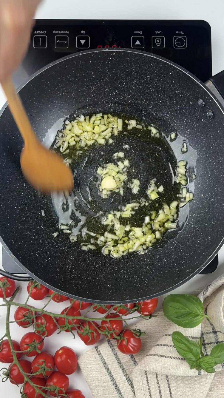 Pasta al sugo di pomodori freschi e stracciatella
rosola la cipolla
