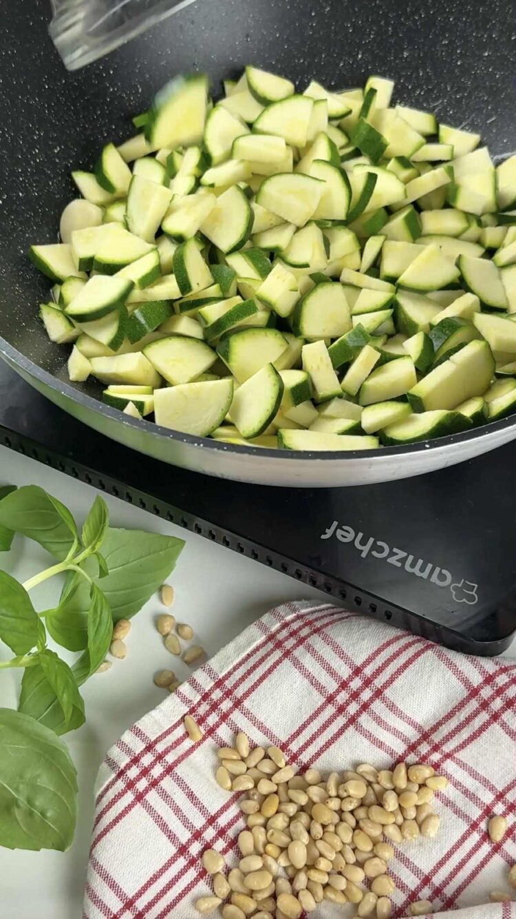 Pasta al pesto di zucchine e guanciale
versa le zucchine a pezzetti in padella 