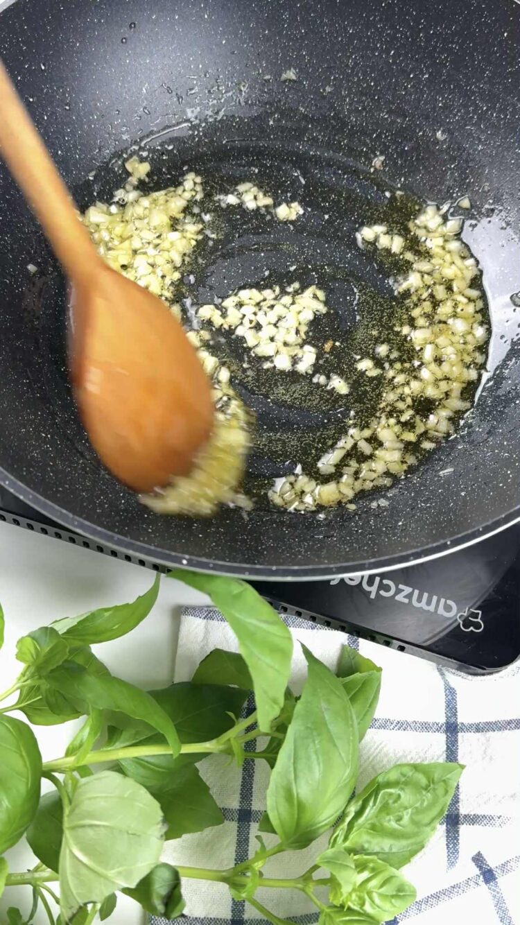 Pasta con sugo di pomodorini gialli, speck e stracciatella
rosola a fiamma dolce 
