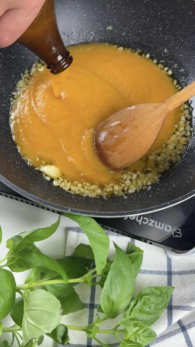 Pasta con sugo di pomodorini gialli, speck e stracciatella
versa il sugo giallo