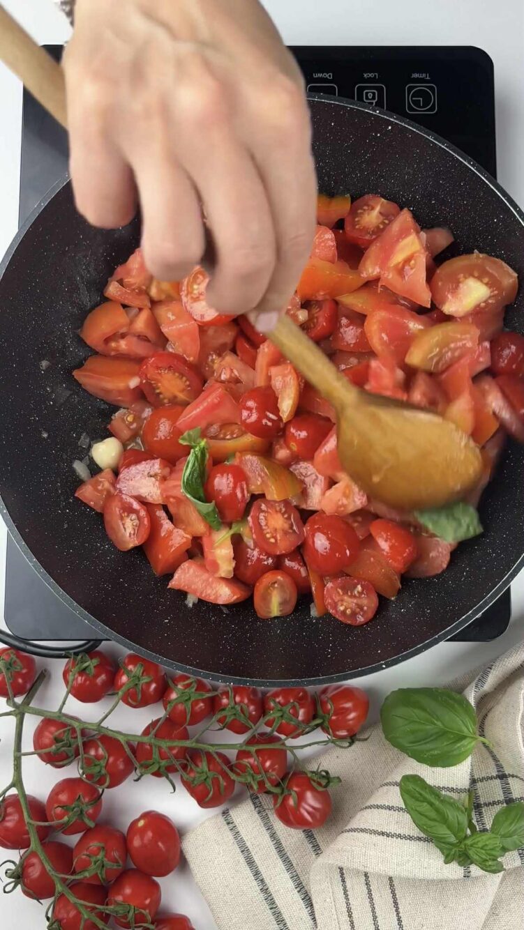 Pasta al sugo di pomodori freschi e stracciatella
aggiungi il basilico