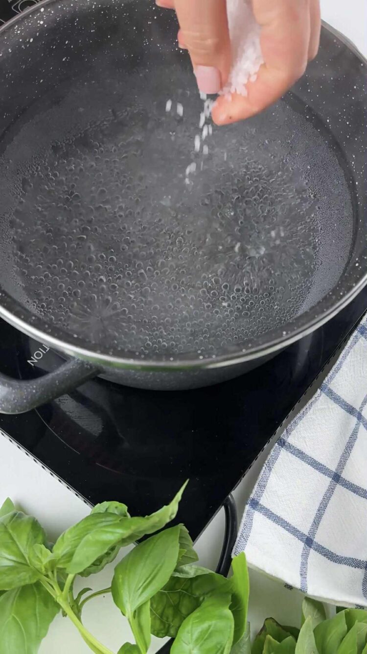 Pasta con sugo di pomodorini gialli, speck e stracciatella
versa il sale 