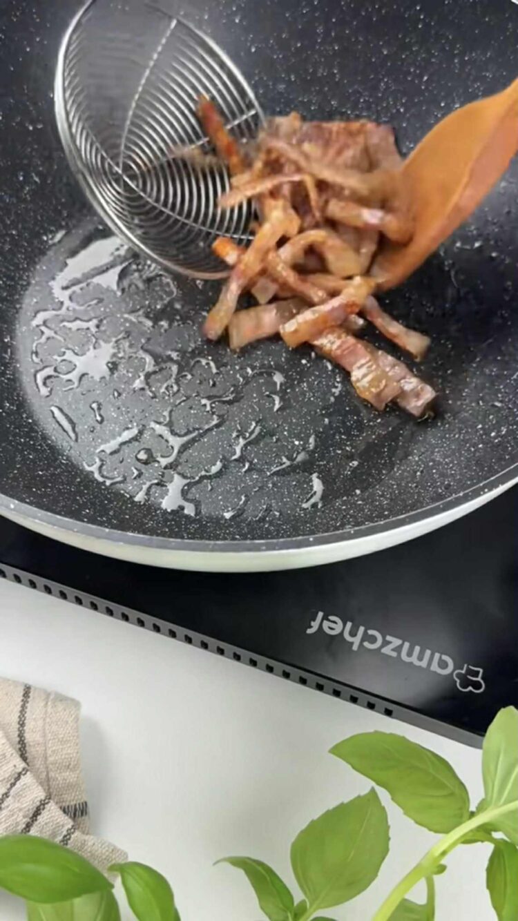 Pasta al pesto di pistacchi e guanciale
rosola il guanciale 