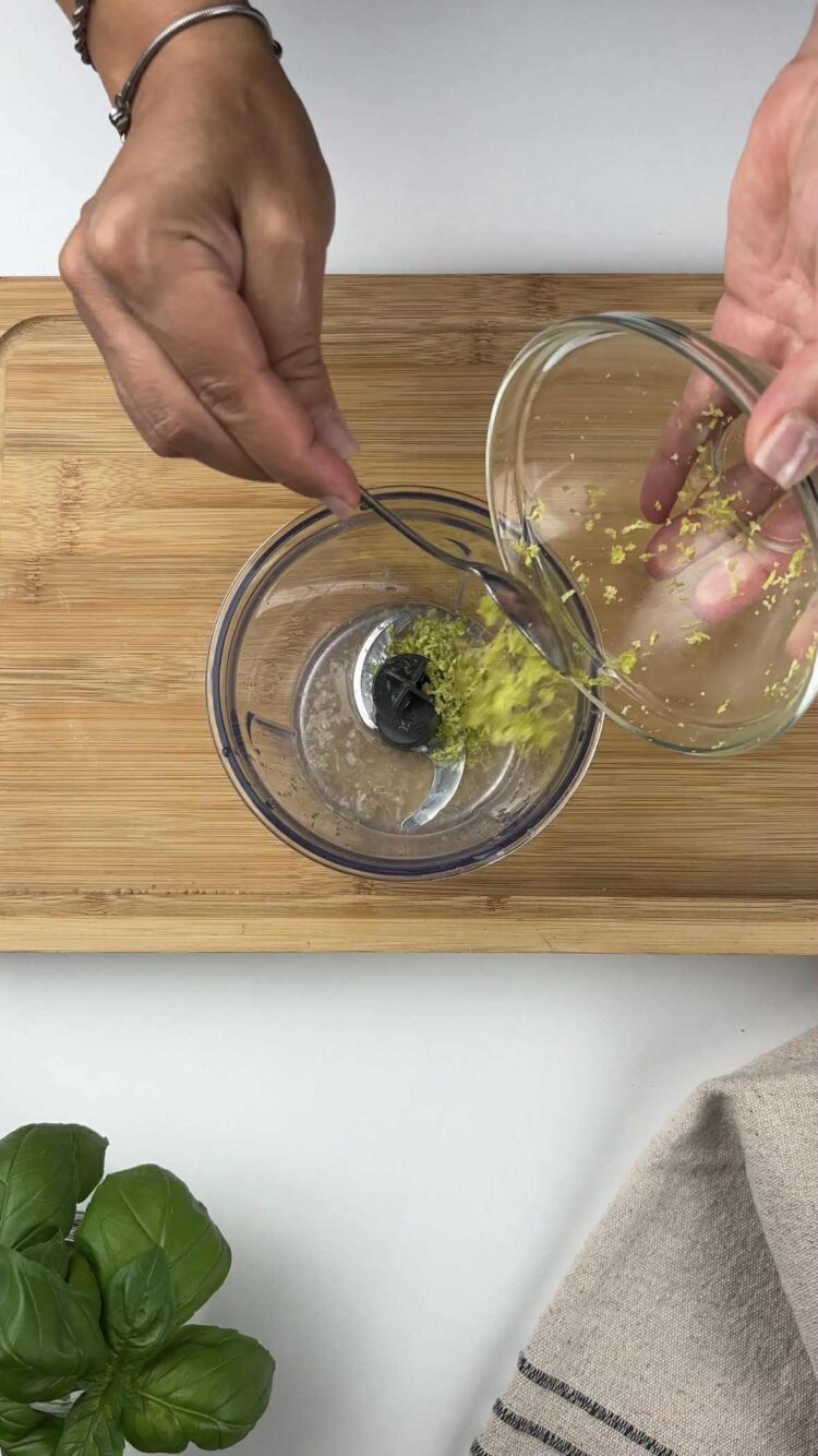Pasta al pesto di limoni e zucchine
versa la scorza di limone nel mixer