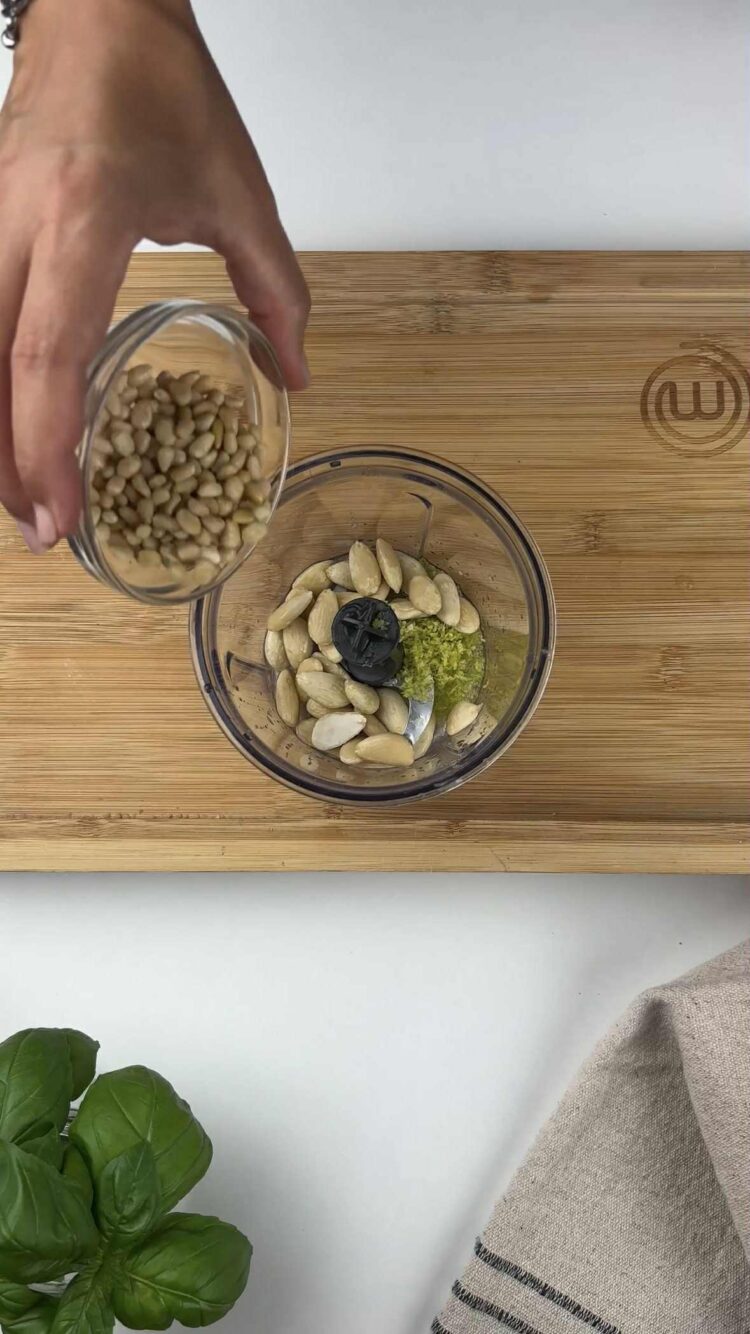 Pasta al pesto di limoni e zucchine
versa mandorle e pinoli