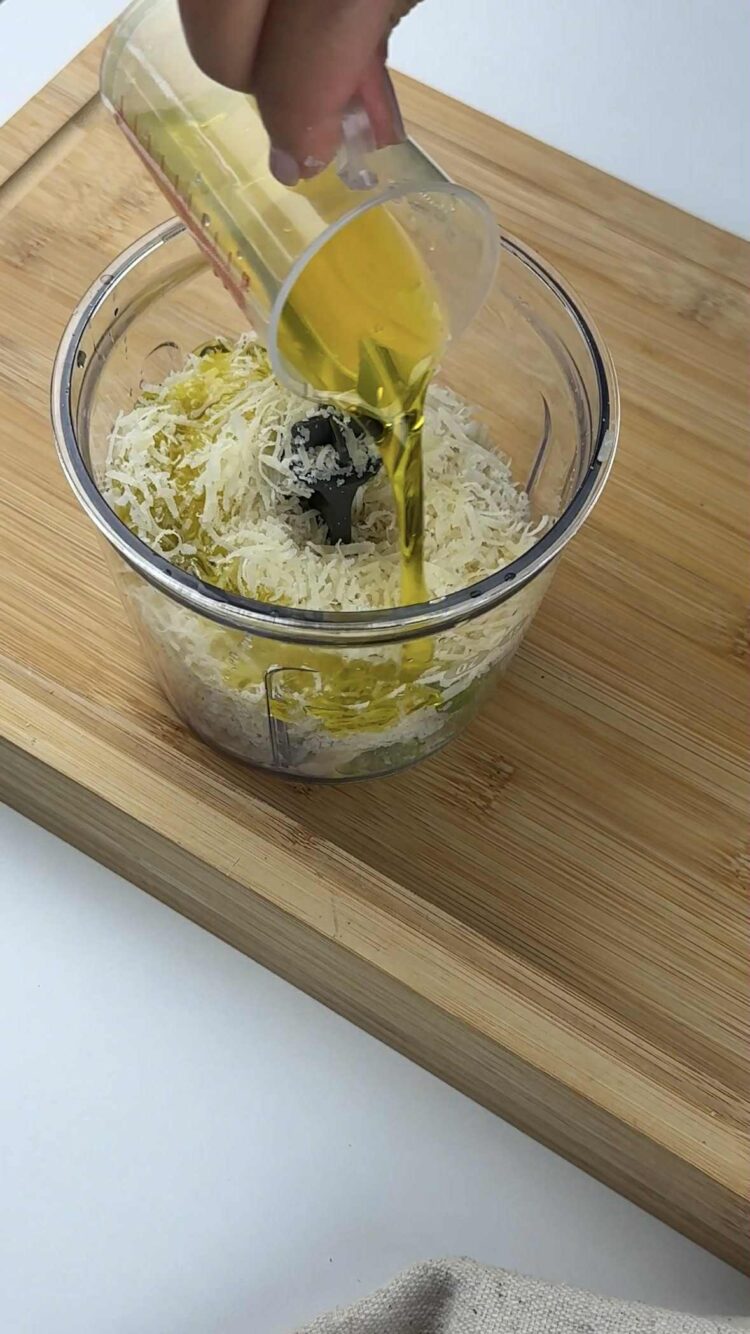 Pasta al pesto di limoni e zucchine
versa l'olio 