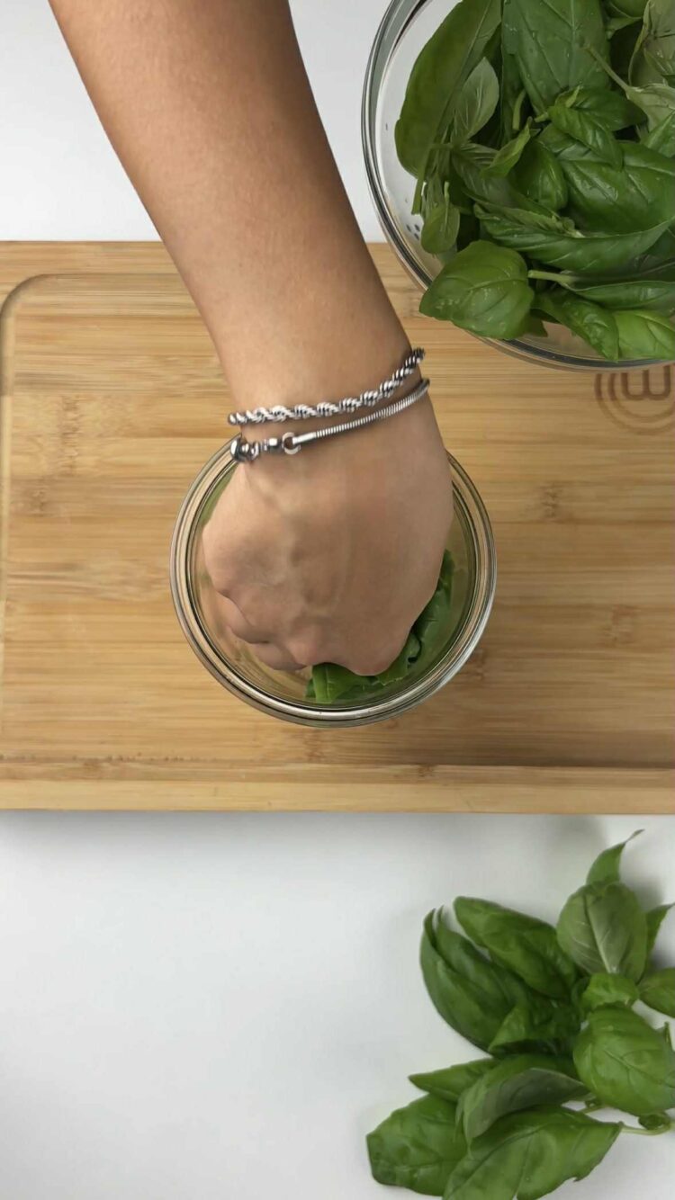 Trofie al pesto
versa il basilico nel mixer