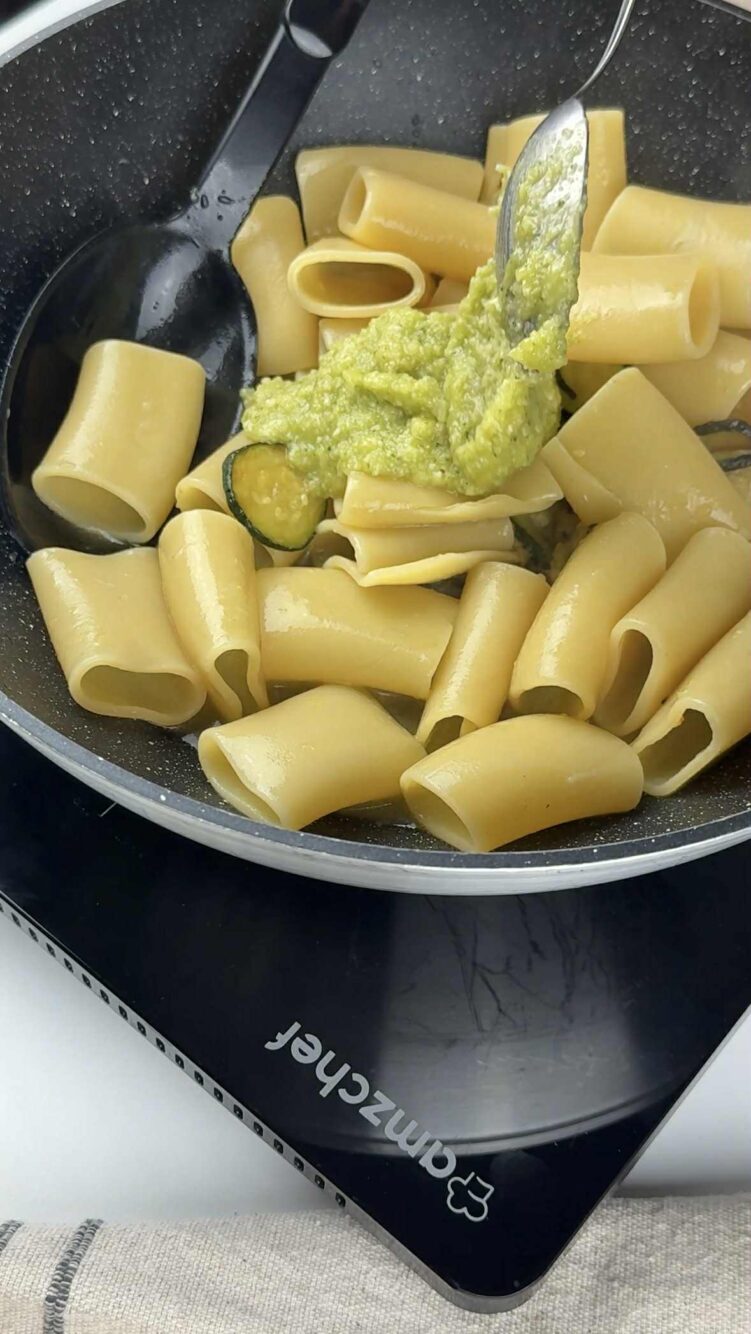 Pasta al pesto di limoni e zucchine
aggiungi il pesto