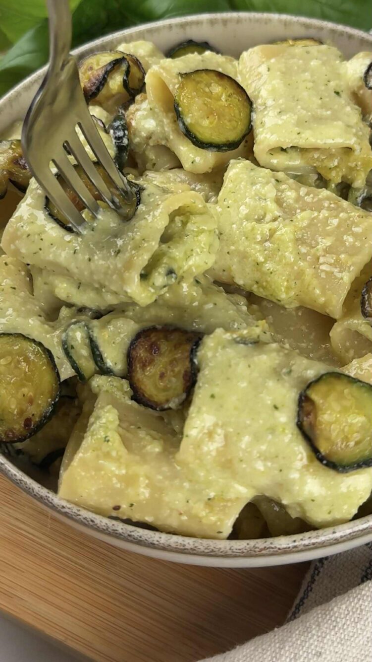 Pasta al pesto di limoni e zucchine
versa la pasta nei piatti
