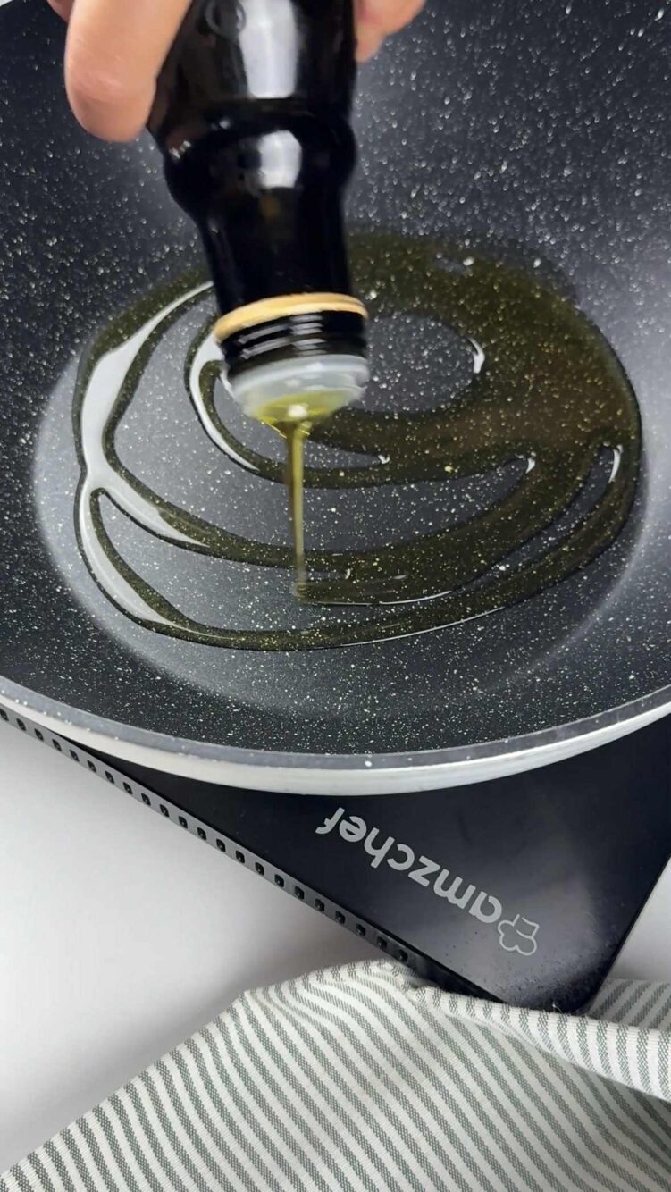 Pasta al pesto di limoni e zucchine
versa un filo d'olio in padella