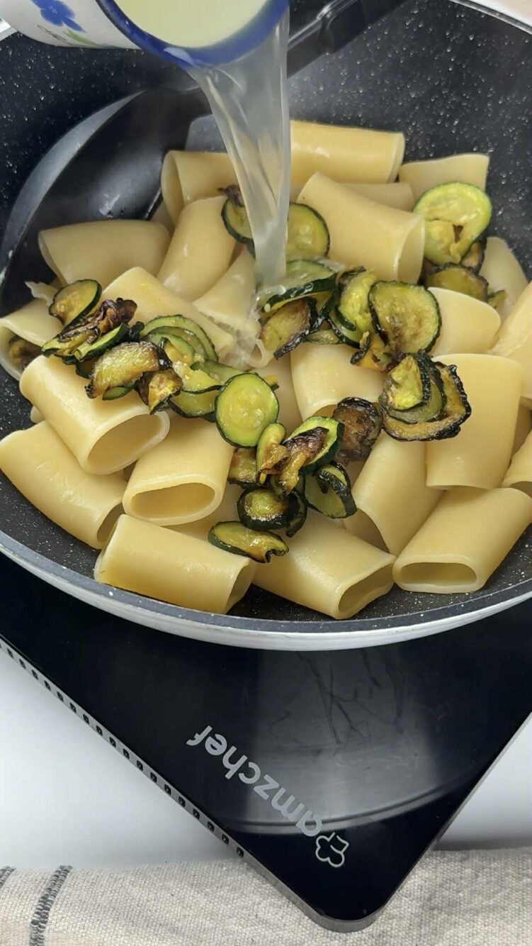 Pasta al pesto di limoni e zucchine
aggiungi l'acqua