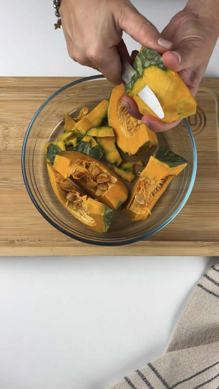 Pasta con crema di zucca e guanciale
elimina buccia semi e filamenti