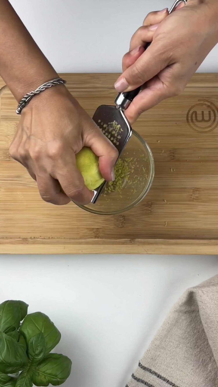 Pasta al pesto di limoni e gamberi
grattugia il limone
