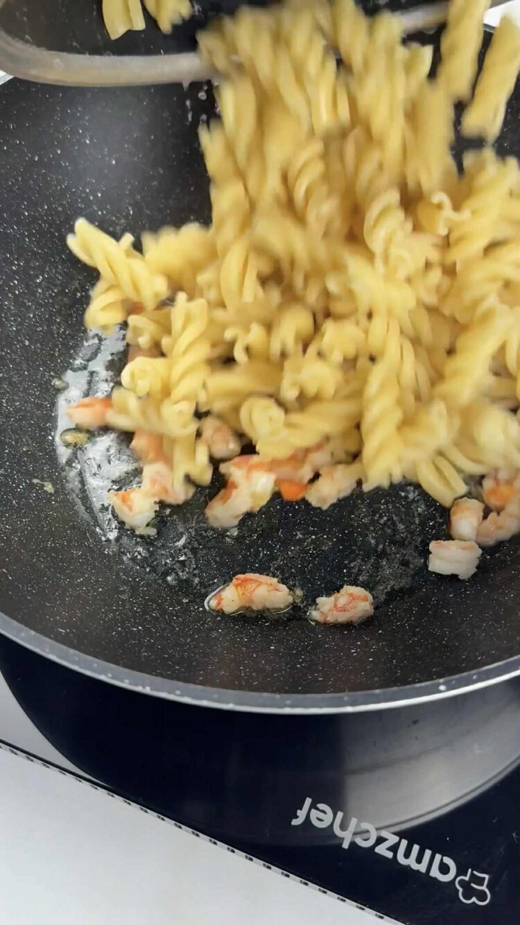 Pasta al pesto di limoni e gamberi
cuoci la pasta 