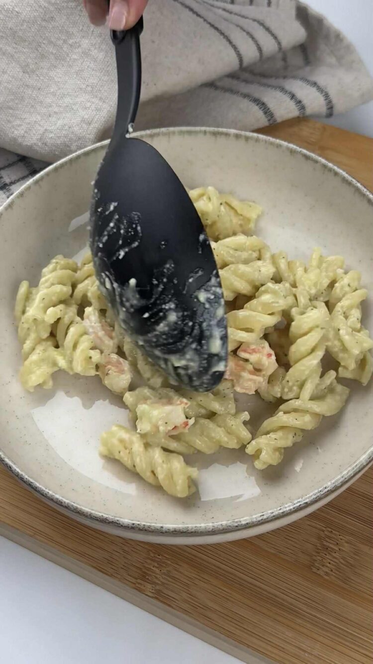 Pasta al pesto di limoni e gamberi
versa la pasta nei piatti