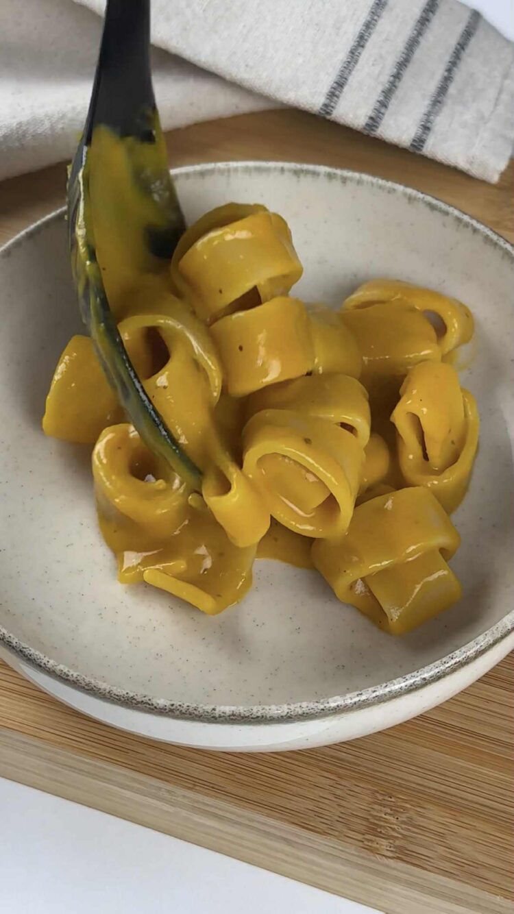 Pasta con crema di zucca e guanciale
versa la pasta nei piatti