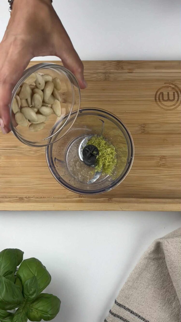 Pasta al pesto di limoni e gamberi
versa le mandorle 