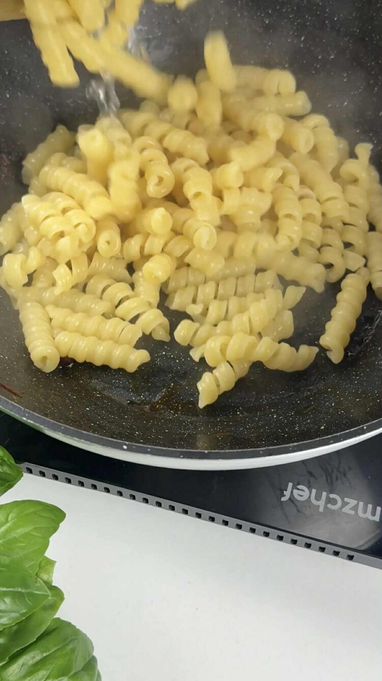 Pasta al pesto di peperoni
versa la pasta in padella 