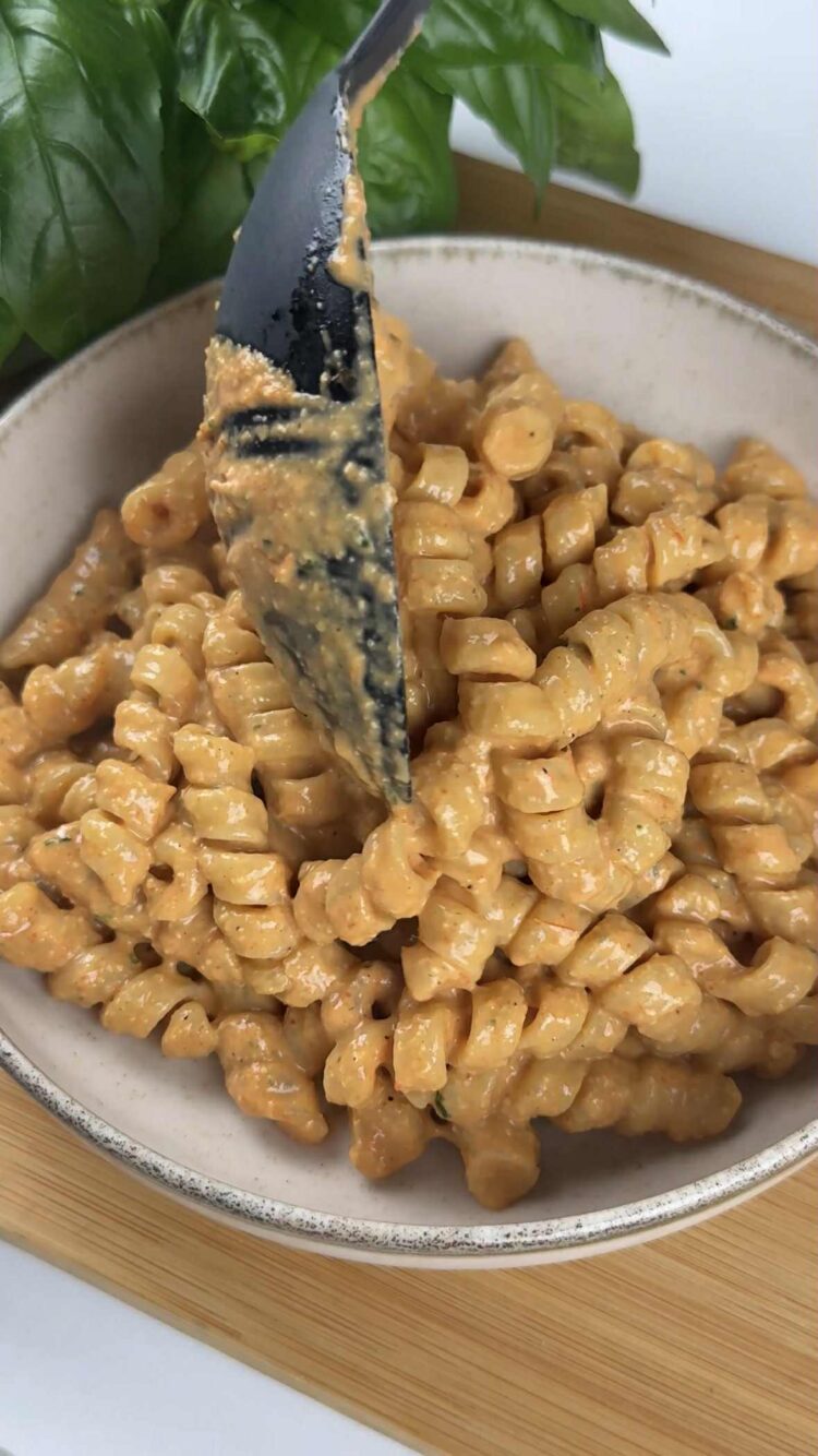 Pasta al pesto di peperoni
versa nei piatti